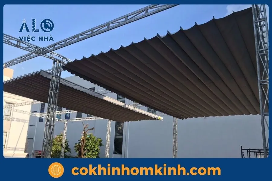 Tại sao nên chọn Cơ Khí Nhôm Kính thi công cầu thang gỗ kính?