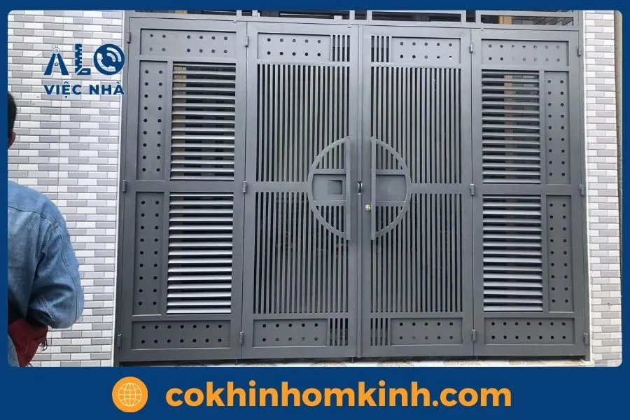 75+ Mẫu Cửa Sắt hộp 4 Cánh Đẹp, Sang Trọng 1 Mẫu cửa sắt hộp 4 cánh