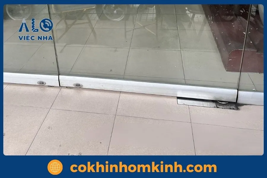 Báo giá sửa cửa kính cường lực tại nhà - BẢO HÀNH 12 THÁNG 4 Tầm quan trọng của việc sửa cửa kính cường lực kịp thời