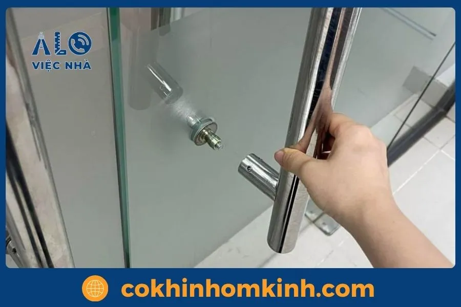 Báo giá sửa cửa kính cường lực tại nhà - BẢO HÀNH 12 THÁNG 6 Tại sao nên chọn dịch vụ sửa cửa kính cường lực của Cơ Khí Nhôm Kính?