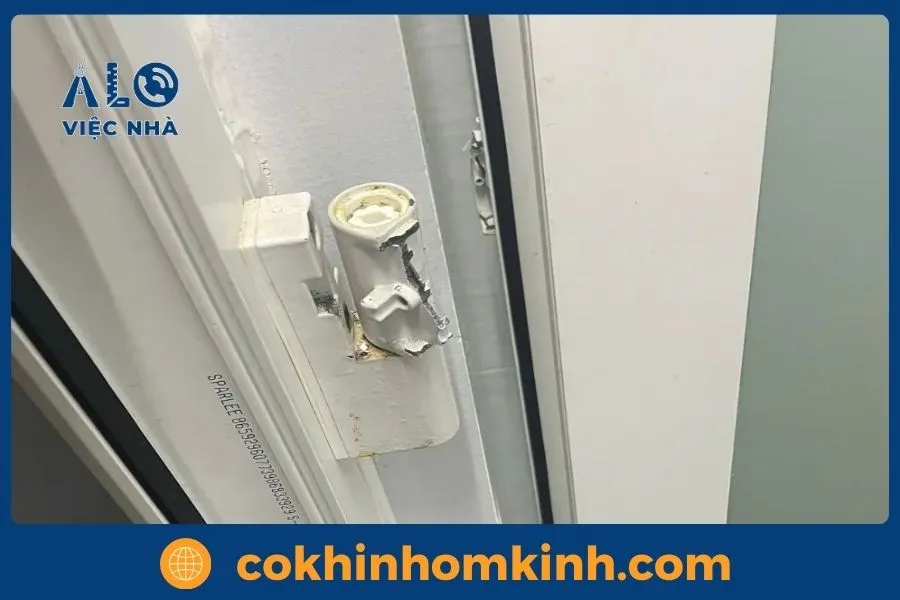 Cửa sắt bị xệ bản lề, khó đóng mở