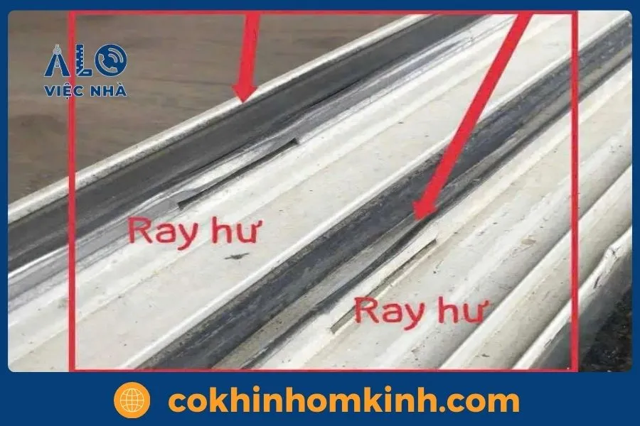 Cửa sắt kêu to, phát ra tiếng kẹt kim loại