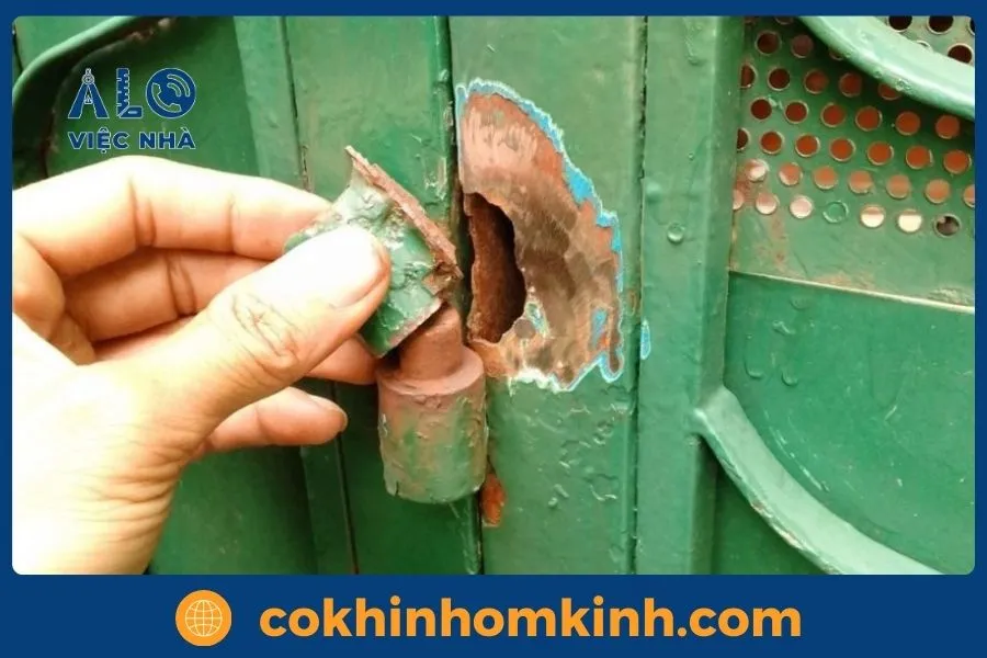 Cửa sắt gỉ sét, bung mối hàn hoặc hư khóa