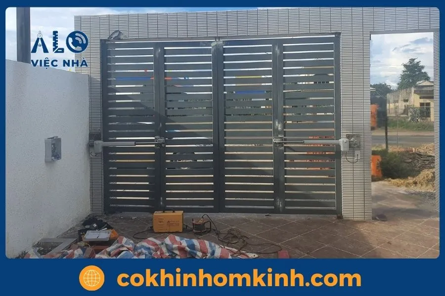 Giới thiệu dịch vụ sửa cửa sắt tại Cơ Khí Nhôm Kính