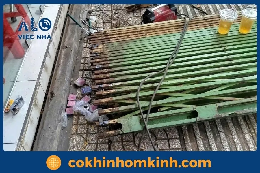 Vì sao nên chọn dịch vụ sửa cửa sắt tại Cơ Khí Nhôm Kính?