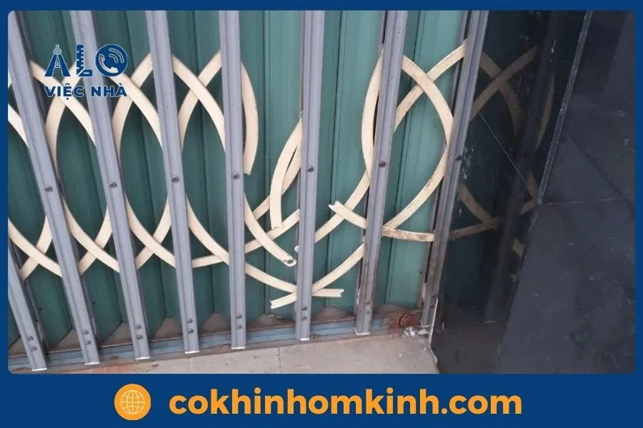 Dịch vụ sửa cửa sắt kéo uy tín tại TP HCM & Các tỉnh lân cận 2 Bảng giá dịch vụ sửa cửa sắt kéo mới nhất 2025