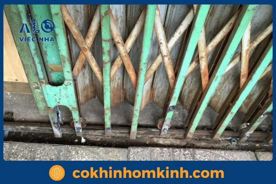 Dịch vụ sửa cửa sắt kéo uy tín tại TP HCM & Các tỉnh lân cận 4 Giới thiệu dịch vụ sửa cửa sắt kéo tại Cơ Khí Nhôm Kính