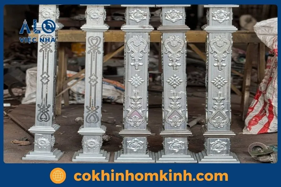 Trụ cầu thang sắt phù hợp nội thất tối giản