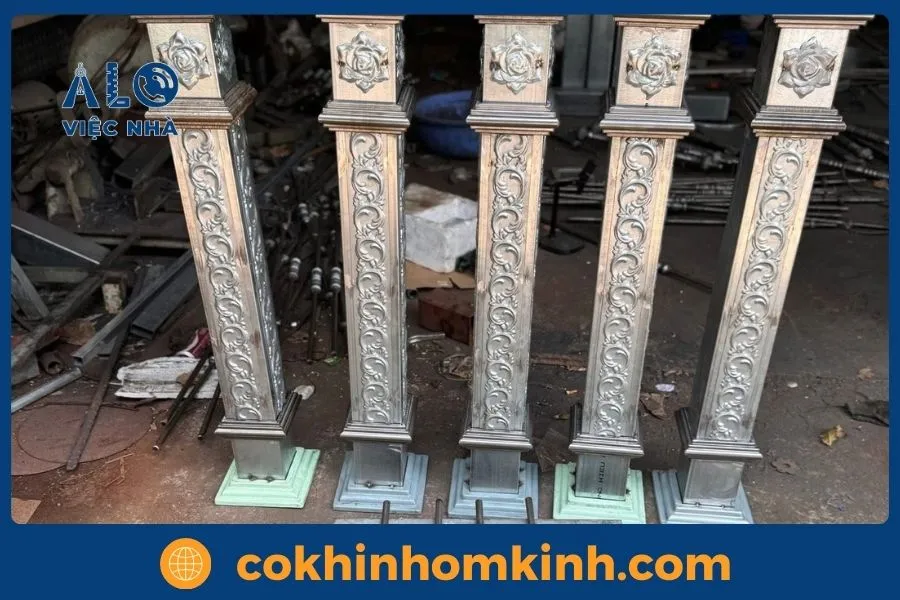 Trụ cầu thang sắt hoa văn nghệ thuật tinh tế