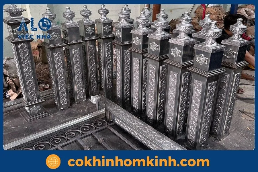 Mẫu trụ cầu thang sắt đẹp và sang trọng cho nhà phố