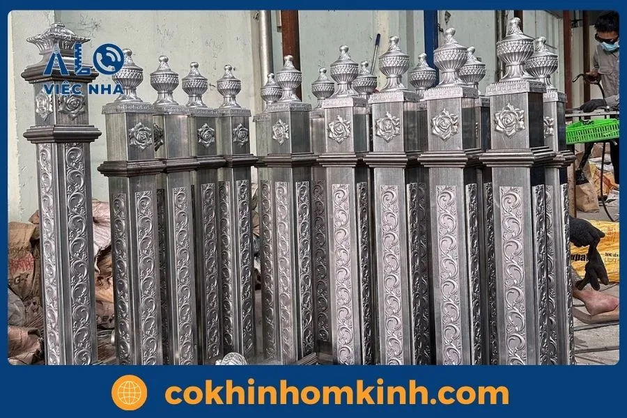 Trụ cầu thang sắt thiết kế hoa văn nghệ thuật tinh xảo