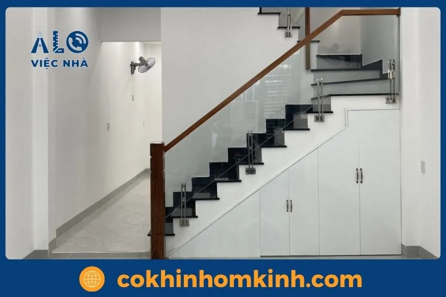 cầu thang kính gỗ sồi