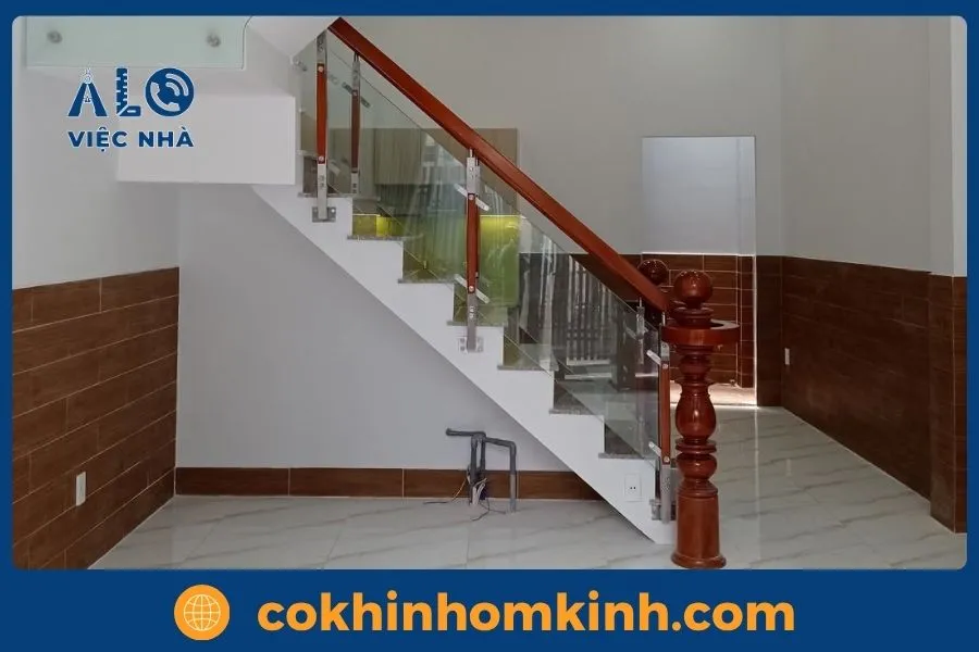 Cấu tạo của cầu thang kính gỗ sồi