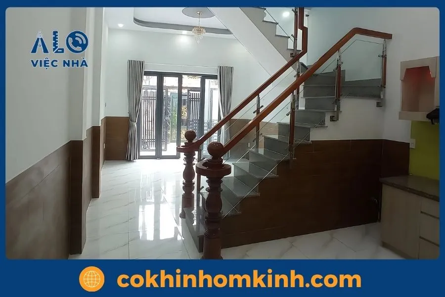 Giới thiệu dịch vụ thi công cầu thang kính gỗ sồi tại Cơ Khí Nhôm Kính