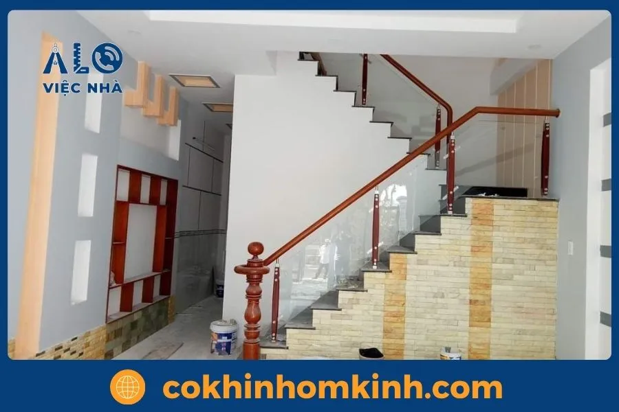 Tại sao nên chọn Cơ Khí Nhôm Kính thi công cầu thang kính gỗ sồi?