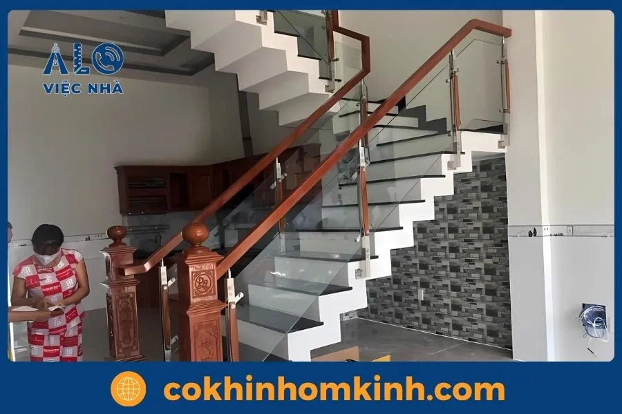 cầu thang kính gỗ sồi siêu đẹp mẫu 2