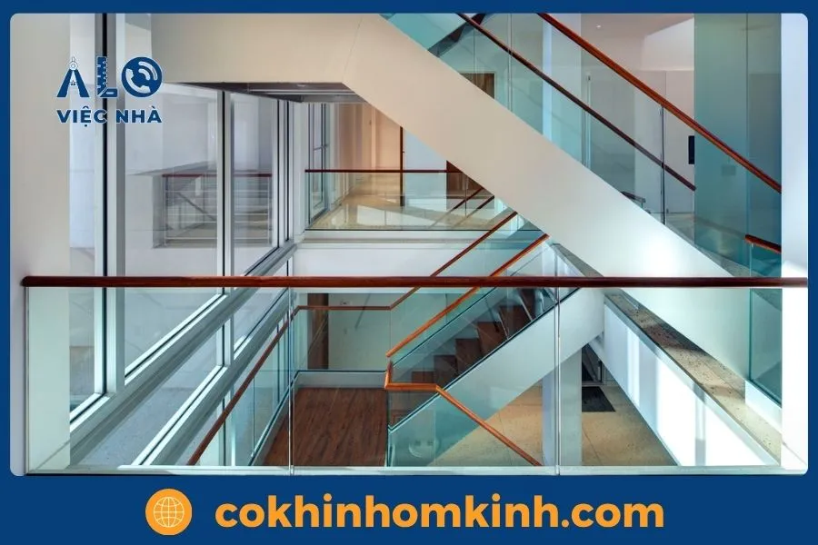Cầu Thang Kính Không Trụ