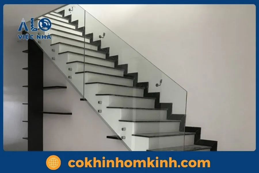 Giới thiệu dịch vụ thi công cầu thang kính không trụ tại Cơ Khí Nhôm Kính