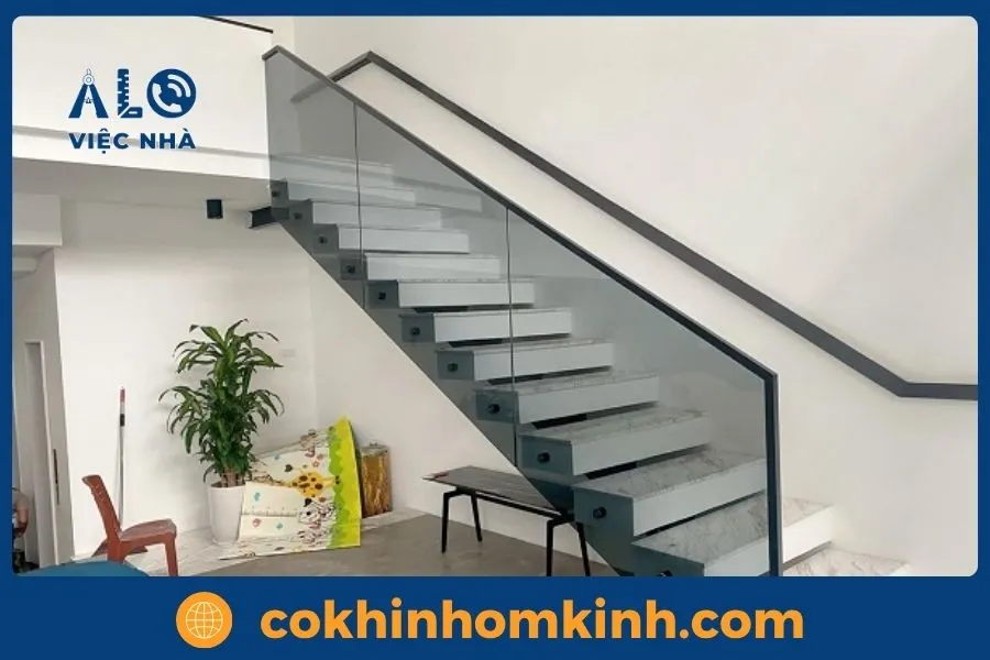 Tại sao, nên chọn Cơ Khí Nhôm Kính thi công cầu thang kính không trụ