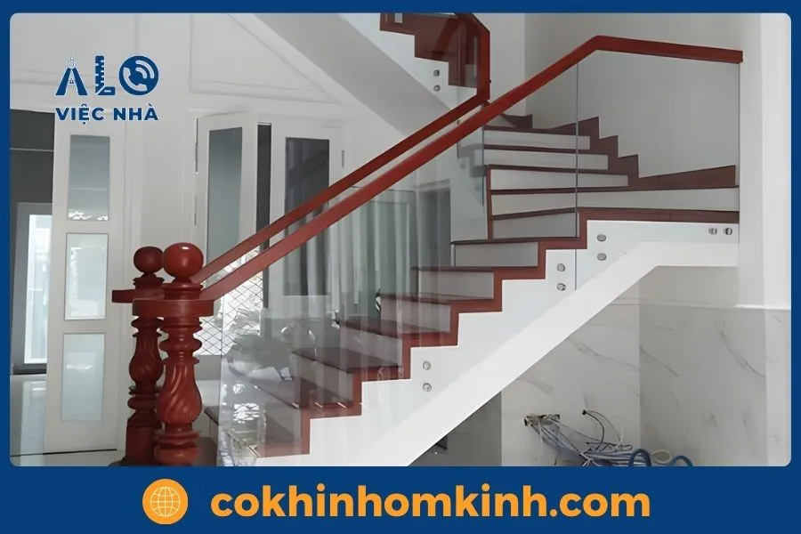 Quy trình thi công cầu thang kính không trụ tại Cơ Khí Nhôm Kính