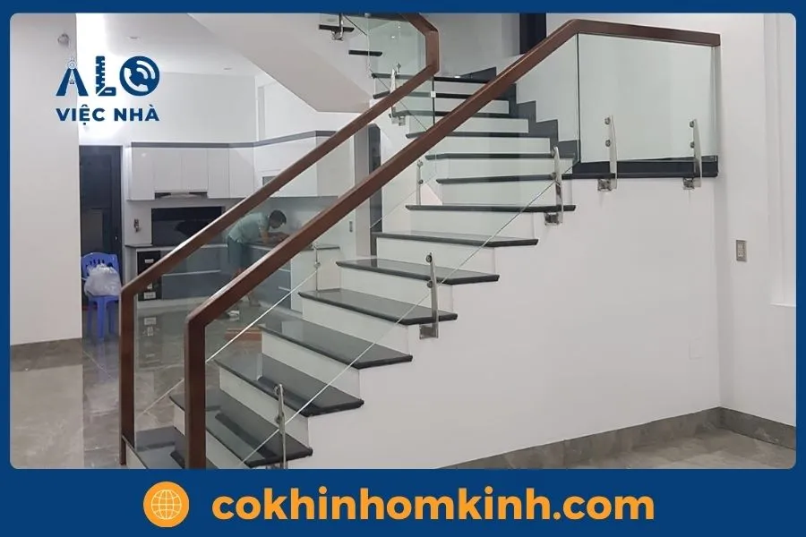 Mẫu cầu thang kính bắt pad đơn hiện đại