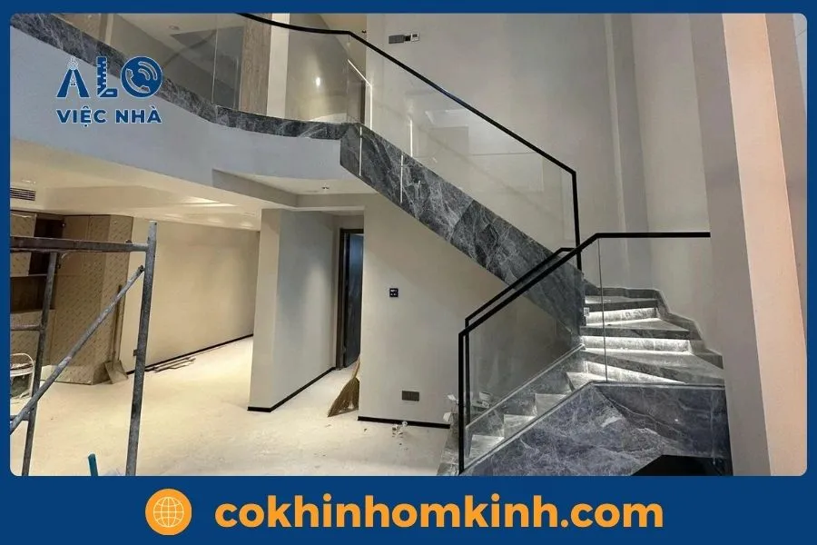 Mẫu cầu thang kính âm sàn sang trọng