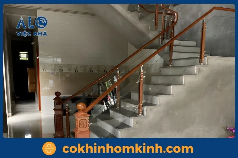 Có nên lắp cầu thang kính tay nhựa không? 1 cầu thang kính tay nhựa