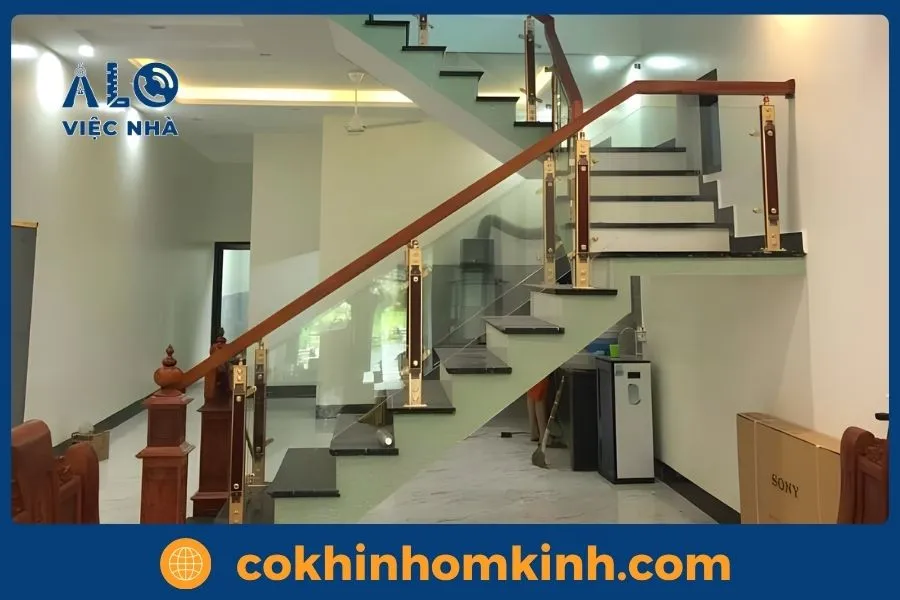 Có nên lắp cầu thang kính tay nhựa không? 10 Cầu thang kính tay nhựa đơn giản phù hợp nhà hiện đại