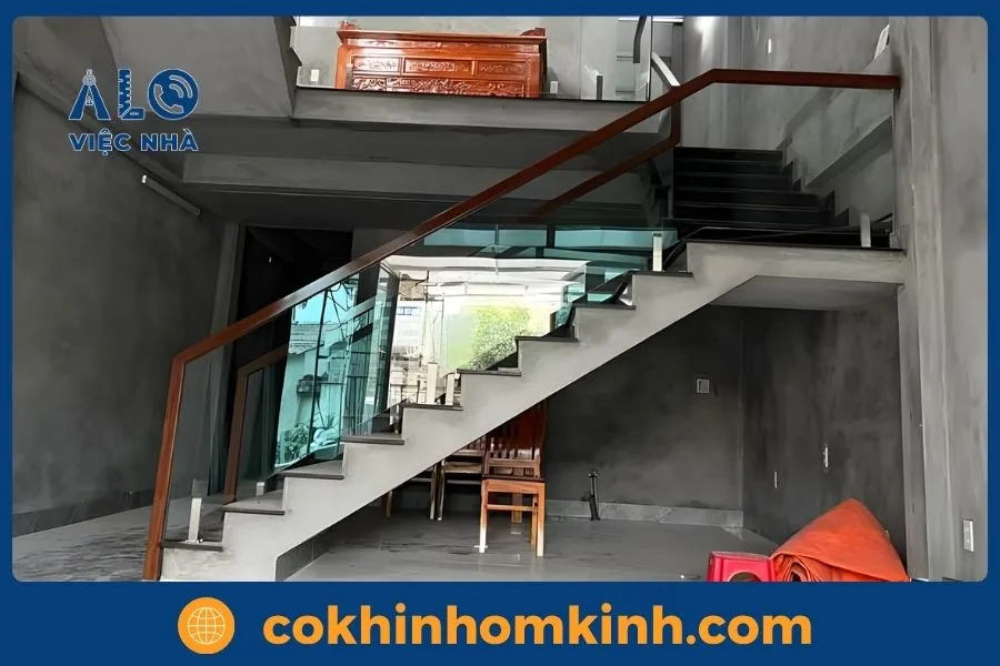 Có nên lắp cầu thang kính tay nhựa không? 12 Cầu thang kính tay nhựa cho nhà ống hiện đại