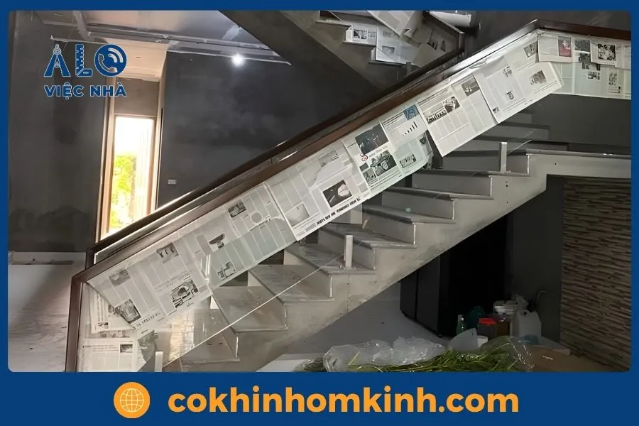 Có nên lắp cầu thang kính tay nhựa không? 13 Mẫu cầu thang kính tay nhựa thiết kế chữ L hiện đại