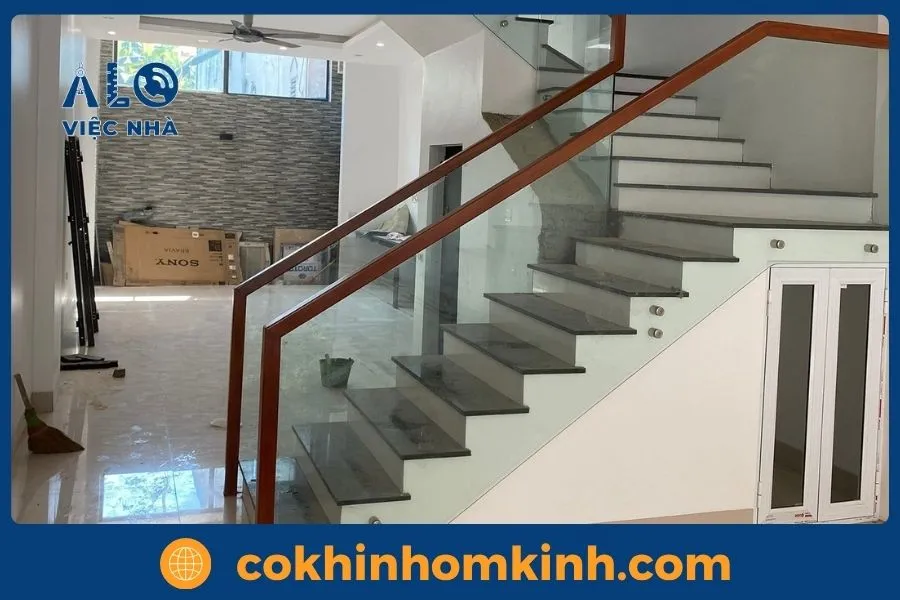 Có nên lắp cầu thang kính tay nhựa không? 14 Mẫu cầu thang kính tay nhựa kiểu dáng tối giản