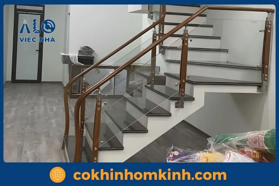 Có nên lắp cầu thang kính tay nhựa không? 15 Mẫu cầu thang kính tay nhựa cong mềm mại