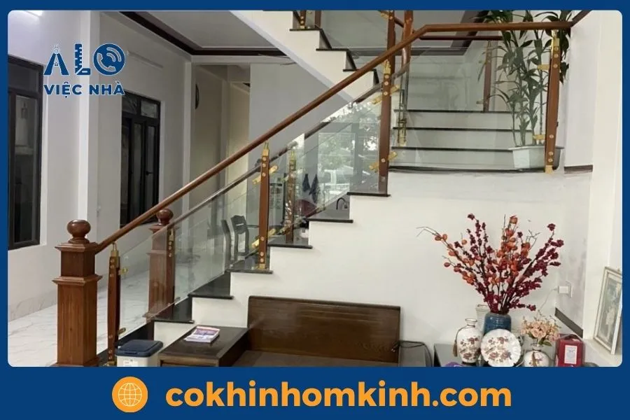 Có nên lắp cầu thang kính tay nhựa không? 16 Mẫu cầu thang kính tay nhựa tay vịn nâu giả gỗ