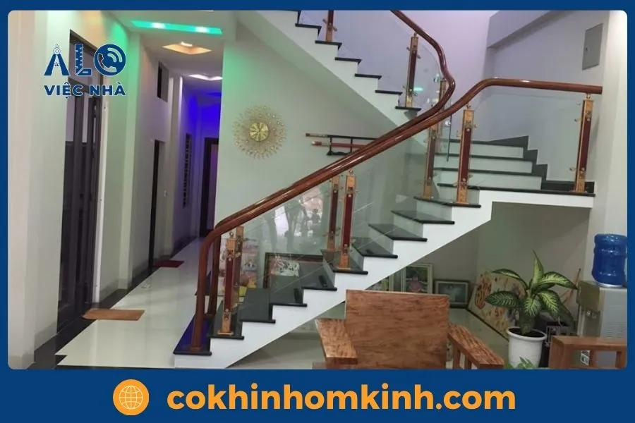 Có nên lắp cầu thang kính tay nhựa không? 2 Cầu thang kính tay nhựa là gì?