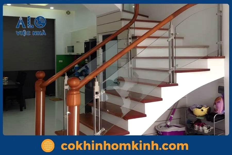 Có nên lắp cầu thang kính tay nhựa không? 3 Cấu tạo của cầu thang kính tay nhựa