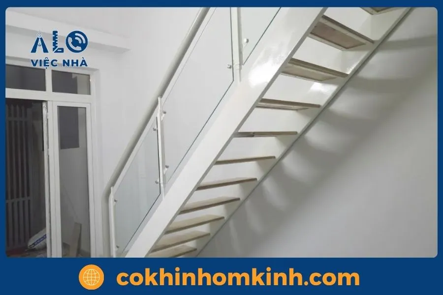 Có nên lắp cầu thang kính tay nhựa không? 4 Lợi ích khi lắp cầu thang kính tay nhựa