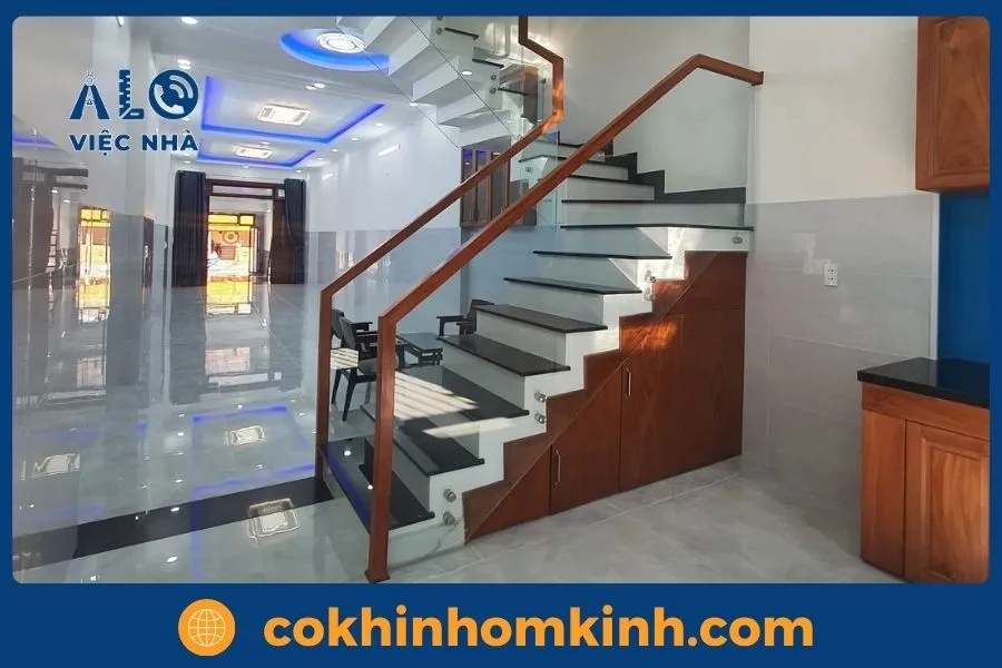 Có nên lắp cầu thang kính tay nhựa không? 5 Giới thiệu dịch vụ lắp đặt cầu thang kính tay nhựa