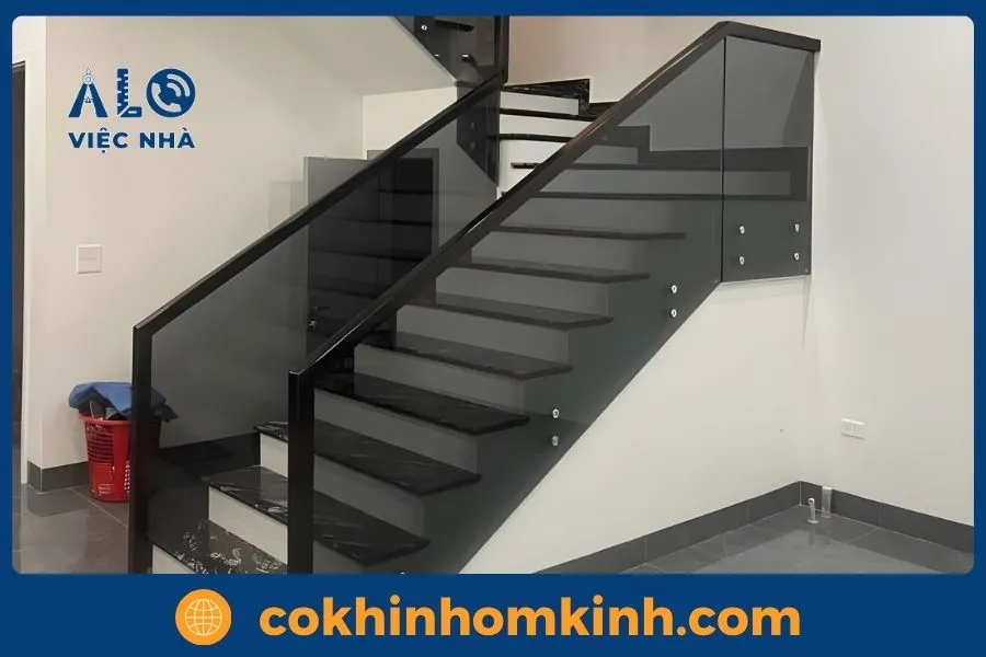 Có nên lắp cầu thang kính tay nhựa không? 7 Cầu thang kính tay nhựa mang phong cách tối giản, tinh gọn