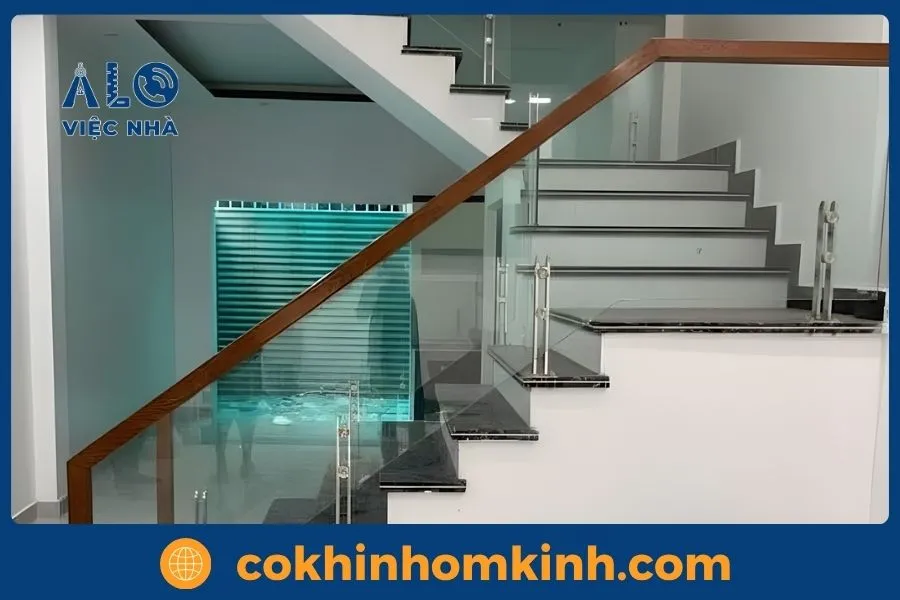 Có nên lắp cầu thang kính tay nhựa không? 8 Cầu thang kính tay nhựa kết hợp trụ inox sang trọng
