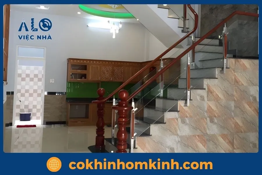 Có nên lắp cầu thang kính tay nhựa không? 9 Cầu thang kính tay nhựa uốn cong tinh tế