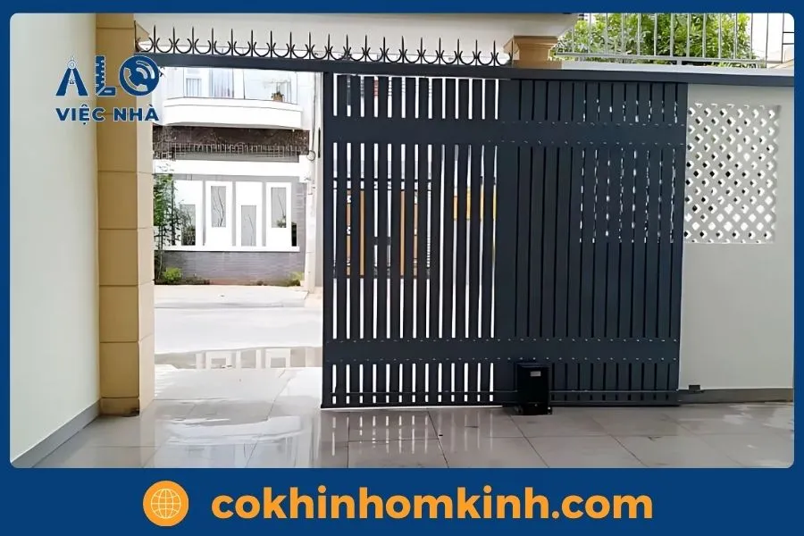 Mẫu cửa cổng lùa sắt hộp đẹp hiện đại cho nhà phố