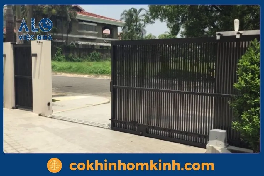 Cửa cổng lùa sắt hộp thiết kế đơn giản sang trọng