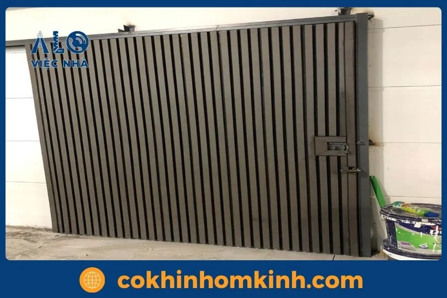 Cổng sắt hộp lùa ngang đẹp cho nhà ống nhỏ