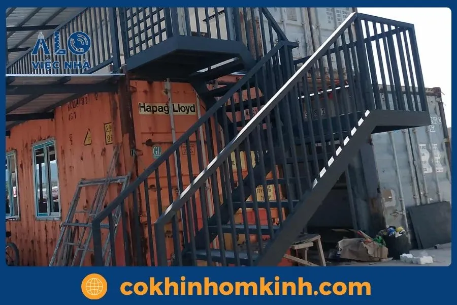 Cầu thang sắt hộp ngoài trời mẫu 3