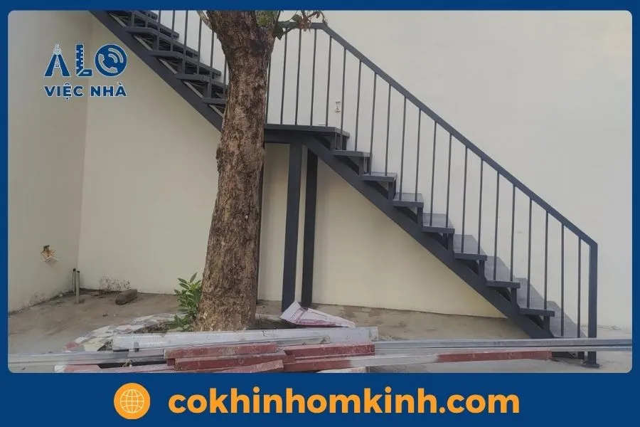 Cầu thang sắt hộp ngoài trời