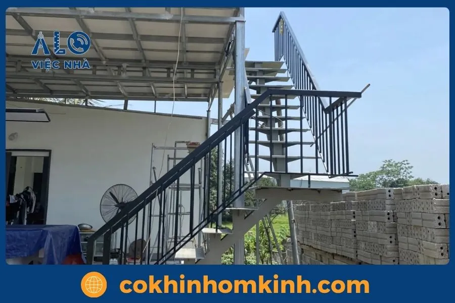 Cầu thang sắt hộp ngoài trời mẫu 2