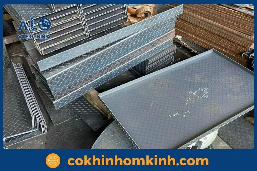 mâm cầu thang sắt đẹp MẪU 1