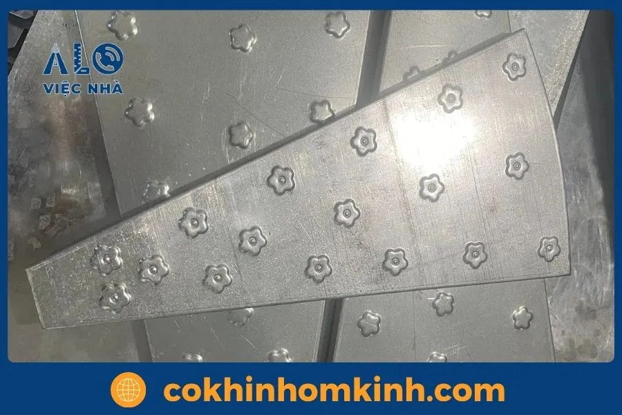 mâm cầu thang sắt đẹp MẪU 2