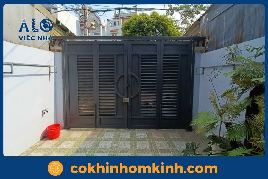 Những Màu Sơn Cửa Sắt Đẹp, Hiện Đại & Hợp Phong Thủy 8 Phối màu sơn cửa sắt hài hòa với màu tường và hàng rào