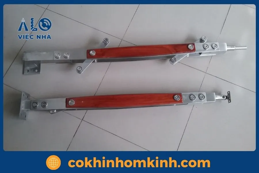 Giới thiệu dịch vụ thi công trụ cầu thang kính tại Cơ Khí Nhôm Kính